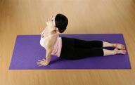 瑜伽美女-双臂支撑身体后背拉伸侧面照