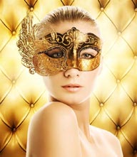 戴黄金面具的高贵美女