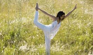 草地上练户外瑜珈的女性