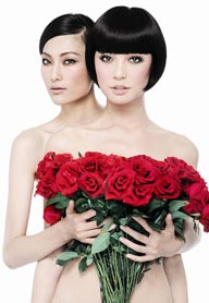 美容化妆塑身两个女人与玫瑰花束