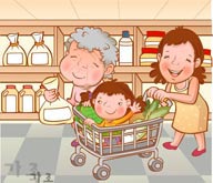 在超市购物的一家人
