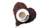 咖啡杯和咖啡豆拼成的心形