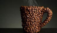 咖啡豆和咖啡豆拼成的咖啡杯