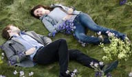 暮光之城电影剧照--躺在草地上的亲密情侣