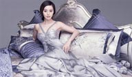 美女明星范冰冰代言床上用品--坐在床上的性感美女