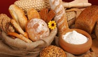 袋子里的各种面包和面粉