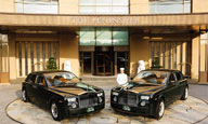 停在酒店门口的两辆劳斯莱斯rolls-royce豪华汽车