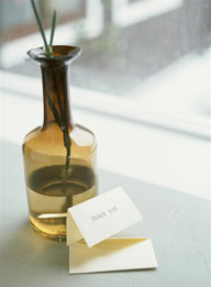 茶色玻璃花瓶与感恩卡片