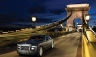 在欧洲古老吊桥上行驶的劳斯莱斯rolls-royce豪华汽车