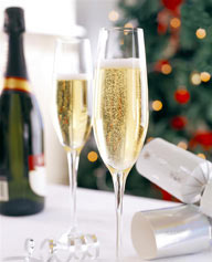 圣诞节派对上高脚玻璃杯里的香槟酒