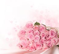放在桌子上的粉色玫瑰花