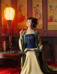 坐在书房里穿传统汉服服装的古典美女