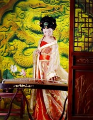 穿传统汉服弹古筝古琴的古典美女