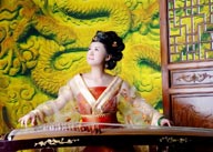穿传统汉服弹古筝古琴的古典美女