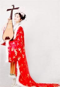 昭君出塞：手拿琵琶穿传统服装的古典美女