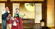 穿传统节日服装幸福的韩国一家四口