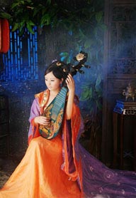 穿传统汉服古装弹琵琶的古典美女