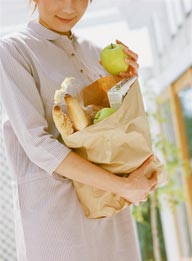 居家生活-纸袋中的面包和水果
