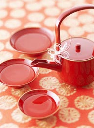 日本风格红色的茶壶和茶碗
