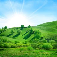 蓝天下绿色的大山山丘