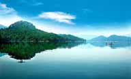 漂亮山景-蓝天下漂亮的湖面