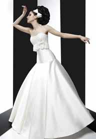 穿白色婚纱长裙清纯气质的美女