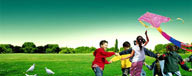一群在草地上奔跑放风筝的可爱小孩
