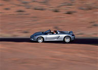 豪华跑车-沙漠中行驶的911跑车