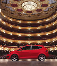 西亚特汽车-歌剧院舞台上的红色车